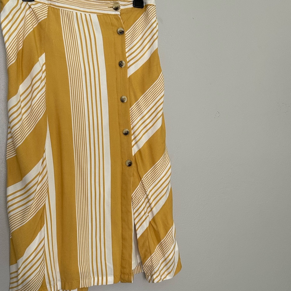 Midi skirt with buttons on the side